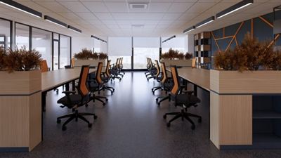 Светла канцеларија од отворен тип со портокалови работни столици, прегради со растенија и редови бироа.